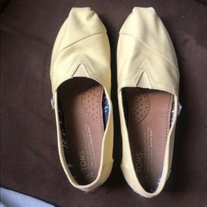 Brand new pastel Yellow TOMS woman size 7